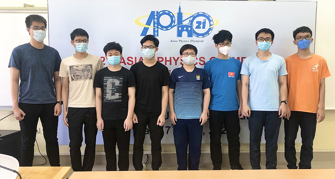 Vietnamese students win high prizes at Asian Physics Olympiad and the Asia-Pacific Informatics Olympiad 2021.