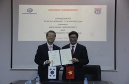 Signing ceremony between the VNU University of Science and Hanyang University (Korea)