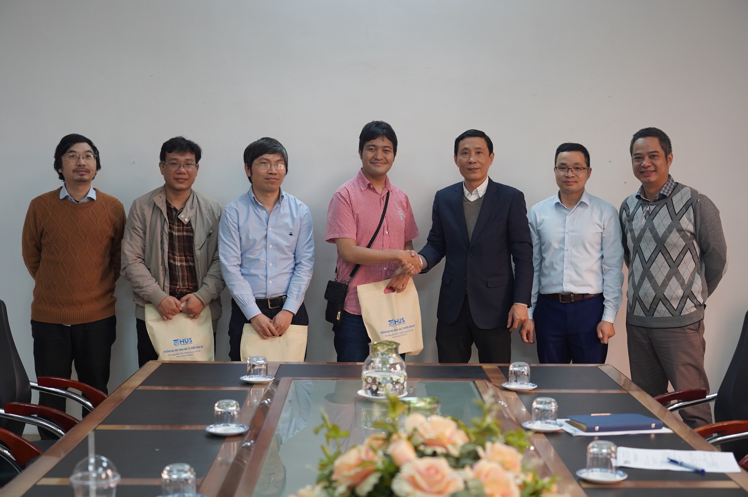 The University of Science, VNU, and the University of Tokyo’s Institute of New Technology seek to explore and develop future collaboration opportunities through scientific exchange