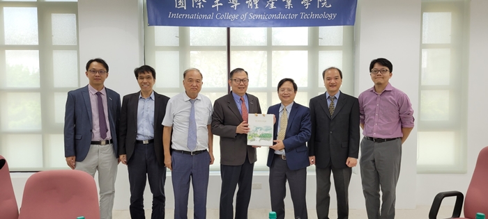 Delegation from the University of Sciences Visits and Discusses Semiconductor Technology Training Cooperation with National Yang Ming Chiao Tung University, Taiwan