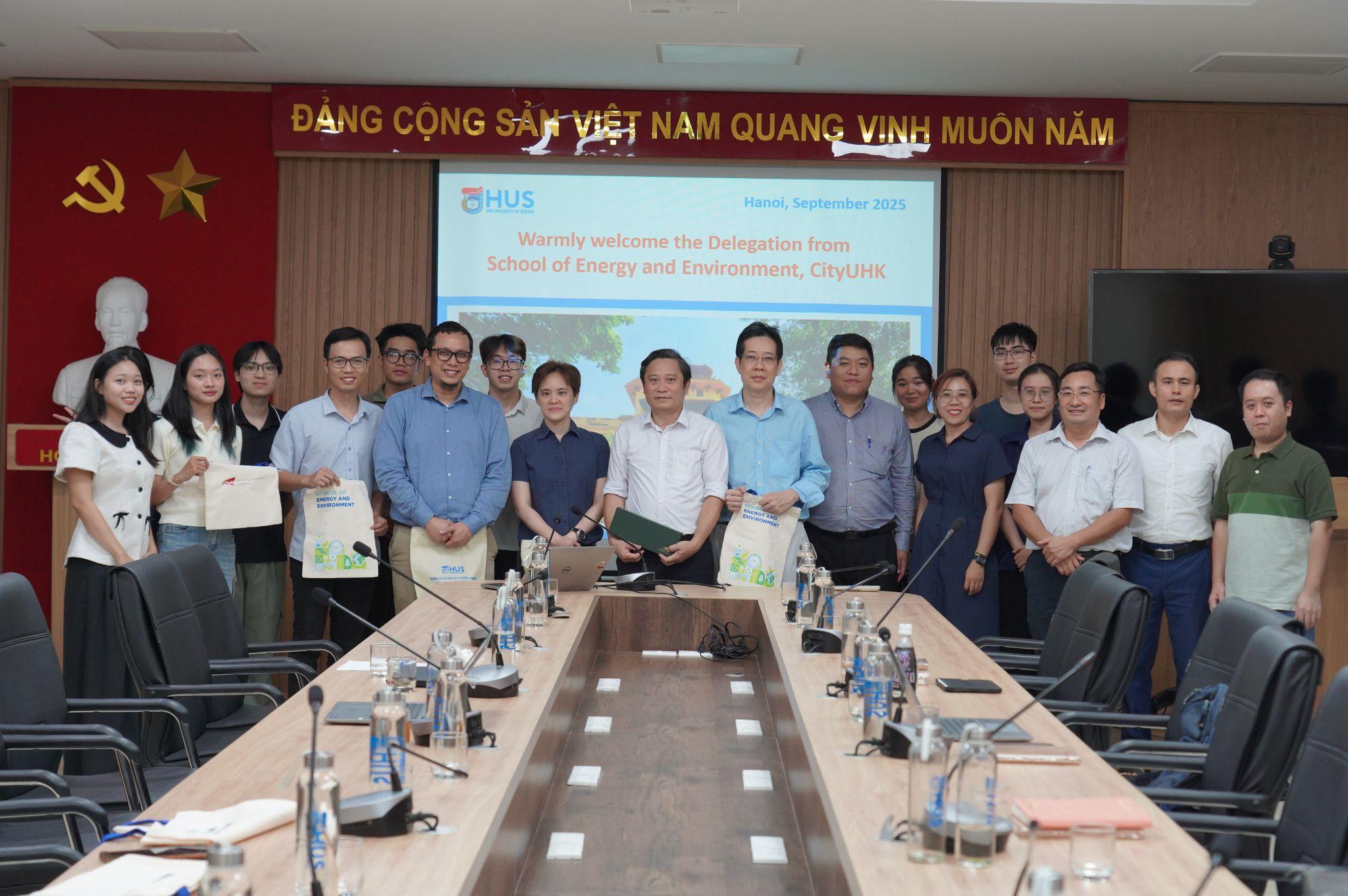 VNU University of Science promotes international cooperation with City University of Hong Kong in the field of energy and environment